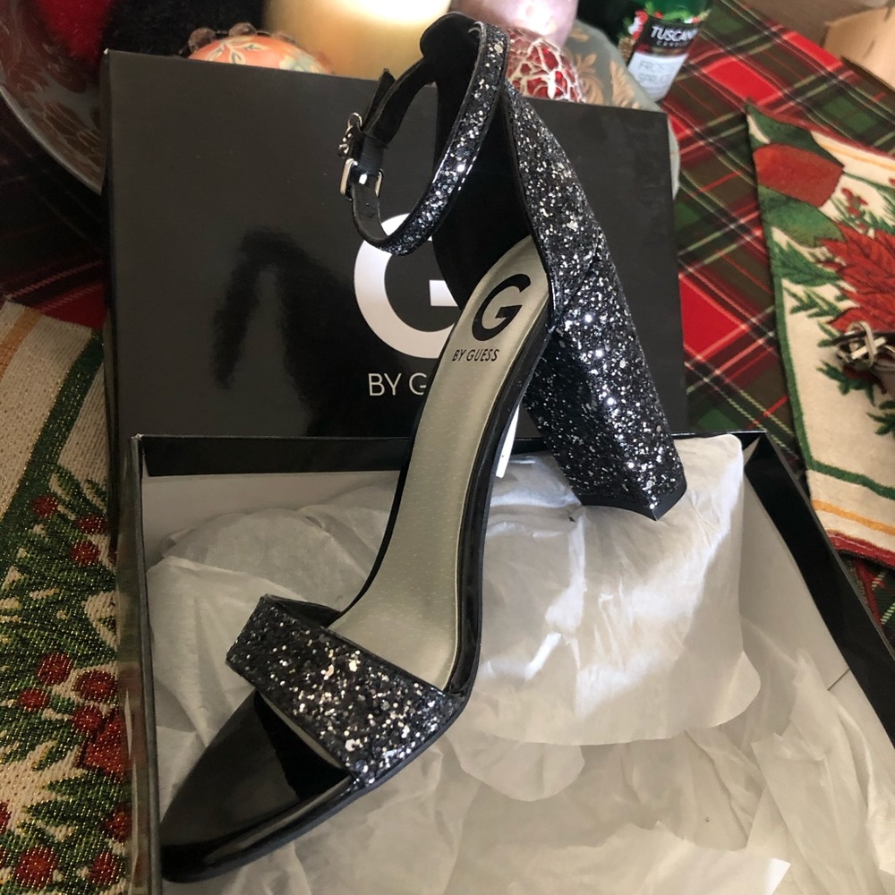 Guess pumps